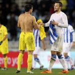 El delantero suizo de la Real Sociedad Haris Seferovic (d) cambia la camiseta con el defensa esloveno del Villarreal Bojan Jokic (i)