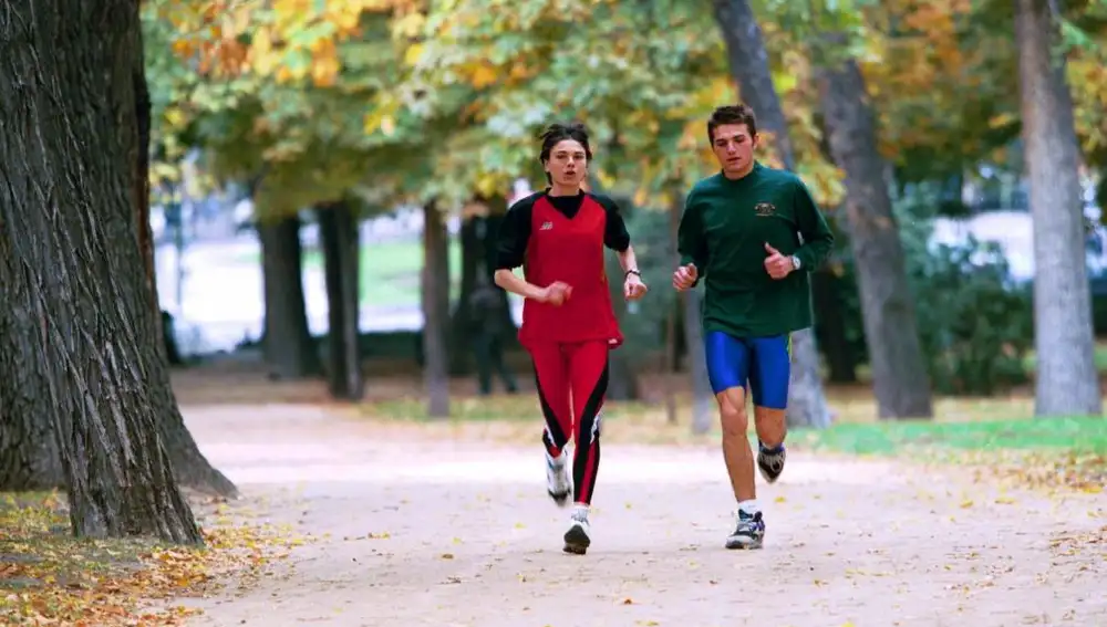 Dos jóvenes hacen footing en el parque del Retiro