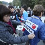 Dos trabajadores de Fagor manifestándose para exigir el mantenimiento de su empleo