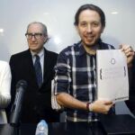 La fundadora de Podemos Carolina Bescansa junto a Pablo Iglesias