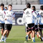 Kroos y Khedira, que pueden compartir centro del campo en el partido de mañana en Ipurúa, se entrenaron ayer con el resto del equipo en Valdebebas
