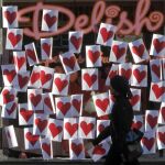 Escaparate decorado para celebrar el Día de San Valentín en Montpelier.