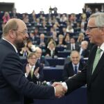 El presidente del Parlamento Europeo, Martin Schulz, felicita a Jean-Claude Junker tras su investidura como ‘presidente de la Comisión