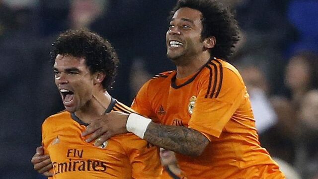 Pepe"es felicitado por Marcelo tras marcar ante el RCD Espanyol.