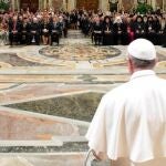 Imagen cedida por el periódico L'Osservatore Romano el 30 de septiembre del 2013 del papa Francisco durante la reunión Internacional por la Paz, en Ciudad del Vaticano