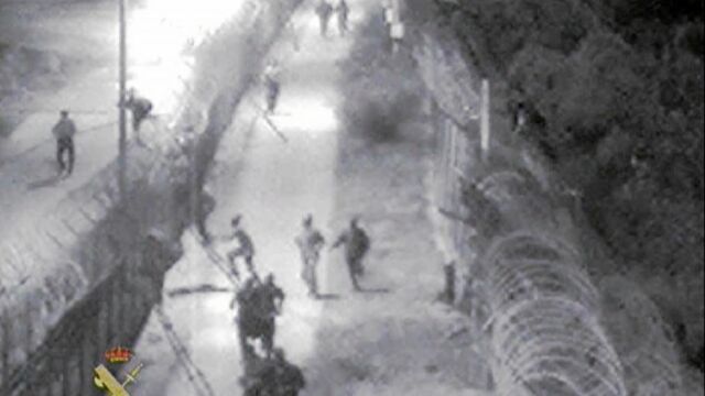 En septiembre de 2005, como demuestran éstas imágenes sobre estas líneas, se produjo un incidente en la valla de Ceuta análogo al del pasado 6 de febrero.