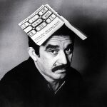 EL HOMBRE Y SU OBRA. García Márquez posa en esta foto con su obra más conocida, «Cien años de soledad»