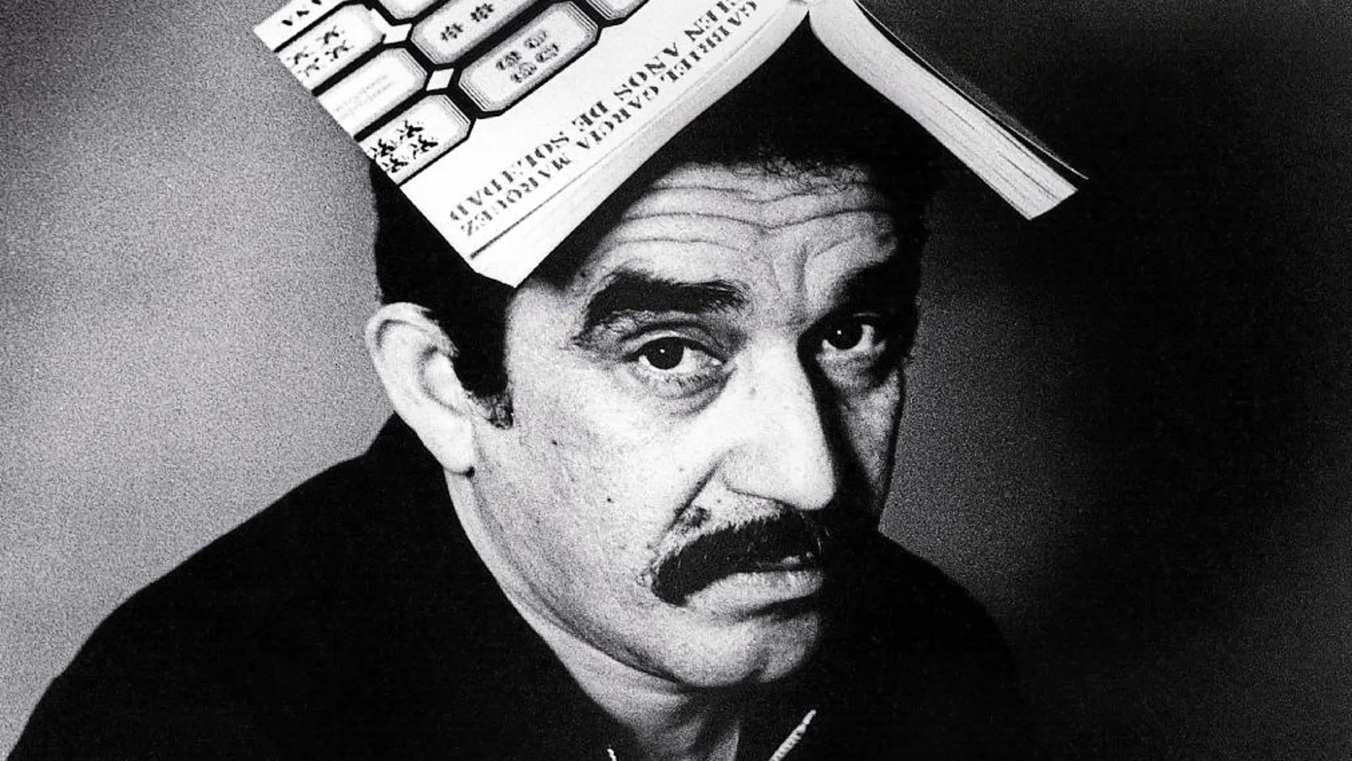 EL HOMBRE Y SU OBRA. García Márquez posa en esta foto con su obra más conocida, «Cien años de soledad»