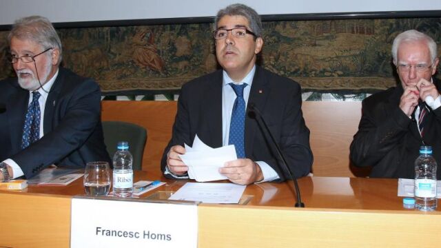 Francesc Homs (c), acompañado del director del centro de Història de Catalunya, Jaume Sobreques (d), y el presidente del Instituto de Estudios Catalanes, Joan Domènec (i), durante su intervención hoy en el simposio "España contra Cataluña"