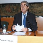Francesc Homs (c), acompañado del director del centro de Història de Catalunya, Jaume Sobreques (d), y el presidente del Instituto de Estudios Catalanes, Joan Domènec (i), durante su intervención hoy en el simposio "España contra Cataluña"