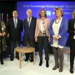 La presidenta del PP del País Vasco, Arantza Quiroga (3d), y la presidenta de la Fundación de Víctimas del Terrorismo, María del Mar Blanco (d), junto a Pilar Elías (i), Antonio Merino (2i), Alfredo Marco Tabar (3i), y María José Usandizaga (2d)