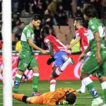 El delantero colombiano del Granada Jhon Córdoba (c) celebra tras marcar ante el Elche