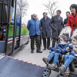 González presentó ayer 16 nuevos autobuses que recorrerán el sur de la Comunidad