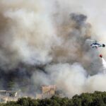 Un helicóptero trabajando para extinguir el incendio.