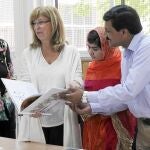 En el centro de la imagen, la consellera Irene Rigau, ayer, en un colegio de Badalona, junto a Malala Yousafzai, que sufrió un tiroteo por parte de los talibanes por defender la enseñanza para las niñas