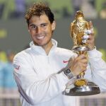 Primer mordisco de 2014. Rafa hizo su ritual después de cada triunfo