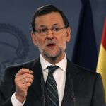 El presidente del Gobierno, Mariano Rajoy, durante la rueda de prensa que ha ofrecido conjuntamente con el presidente francés, François Hollande, tras la XXIII Cumbre Hispano-Francesa que se ha celebrado hoy en el Palacio de La Moncloa, en Madrid.
