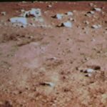Foto de la superficie de la Luna tomada por la cámara de la nave Chang'e-3 y visible en la pantalla del Centro de Control Aerospacial de Pekín.