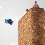 Después de lanzarse desde el paramotor, Darío no pudo controlar el vuelo durante su salto BASE y en lugar de sobrevolar el Castillo de Segura de la Sierra, se estrelló contra la ladera, lo que le provocó la muerte. La presencia de público en el festival que quería homenajear a su amigo Álvaro Bultó permitió registrar las imágenes previas al impacto.
