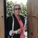 Maite Zaldívar, en la puerta de su casa marbellí