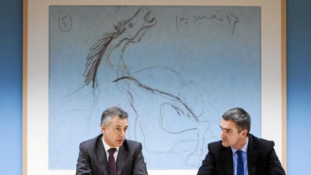 Iñigo Urkullu (izda.), durante la rueda de prensa en la que anunció el nombramiento de Jonan Fernández (dcha.)