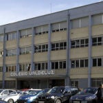 Vista de la entrada al colegio Valdeluz Agustinos del distrito Fuencarral-El Pardo de Madrid e imagen del profesor acusado Andrés Díez Díez