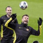 Piqué bromea durante la sesión preparatoria del Barça en el Etihad Stadium
