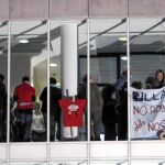 Los trabajadores en la sede de Sant Joan Despi protestando frente a los despachos de la dirección