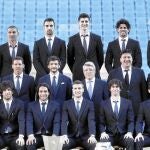 La plantilla del Atlético se hizo ayer la foto oficial, en traje, en el Vicente Calderón