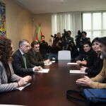 El lehendakari Iñigo Urkullu durante la reunión que ha mantenido hoy con los representantes de la asociación de familiares de presos de ETA, Etxerat