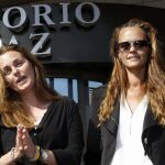 Carmen Morales y Shaila Dúrcal en el tanatorio de la Paz de Tres Cantos
