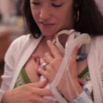 Ward Miles, en los brazos de su madre, cuatro días después de nacer