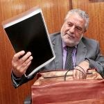 El subdirector de la RTVA, Joaquín Durán, en una visita al Parlamento