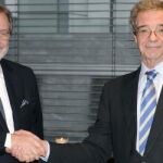 César Alierta estrecha la mano al presidente de PRISA, Juan Luis Cebrián, tras la compra por Telefónica del 21% de Digital+, en 2009.