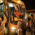 Un grupo de personas bloquea una vía durante una manifestación contra el gobierno de Nicolás Maduro en la Plaza Altamira de Caracas