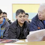 El ministro de Exteriores, José Manuel García-Margallo, con alumnos de un colegio de la Franja de Gaza