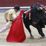 El joven torero de Ciudad Rodrigo se faja por bajo en el inicio de faena al segundo bis