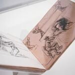 Uno de los cuadernos de Marià Fortuny expuestos en el Mnac, en el que aparece el estudio preparatorio del grabado de la izquierda