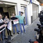 Los propietarios de la Administración número 3 de Manises (Valencia) celebran la venta de tres de los premios de la Lotería