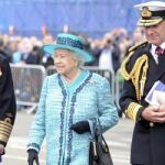 La reina Isabel II de Inglaterra (c) y a su esposo, el duque Felipe de Edimburgo (i), durante un acto en el que la soberana bautizó un portaaviones que lleva su nombre en los astilleros de Rosyth, en el condado de Fife, oeste de Escocia.