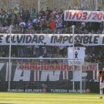 Aficionados del Rayo Vallecano muestran pancartas alusivas a los atentados del 11-M en el partido ante el Almería