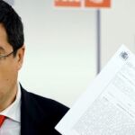 Óscar López, durante la rueda de prensa ofrecida hoy en Valladolid, para valorar el auto del juez Pablo Ruz.