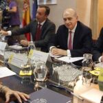 Alberto Ruiz-Gallardón junto a Ana Mato y Jorge Fernández Díaz, durante la reunión.