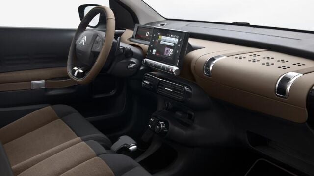 En el interior, el airbag del acompañante se ha ubicado en el techo para ganar espacio en la guantera.
