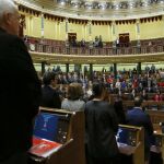 El pleno del Congreso de los Diputados guarda un minuto de silencio en memoria de las víctimas del accidente.
