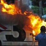 Unidad móvil de TV3 quemada durantente los disturbios