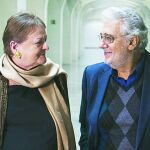El cantante, director y gestor artístico, Plácido Domingo, junto a la intendente del Palau de les Arts, Helga Schmidt