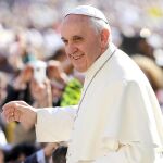 El Papa Francisco saluda a los fieles en la Plaza de San Pedro