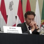 De izquierda a derecha, el responsable europeo de Asuntos Económicos, Olli Rehn; el presidente del Eurogrupo, Jeroen Dijsselbloem, y el presidente del BCE, Mario Draghi, dan una rueda de prensa tras la reunión del Eurogrupo celebrada en Atenas (Grecia).