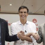 Los tres candidatos a la Secretaría General del PSOE, Eduardo Madina, Pedro Sánchez y Antonio Pérez Tapias (i-d), se dan la mano antes de su primer y único debate en la campaña para captar el voto de los militantes socialistas